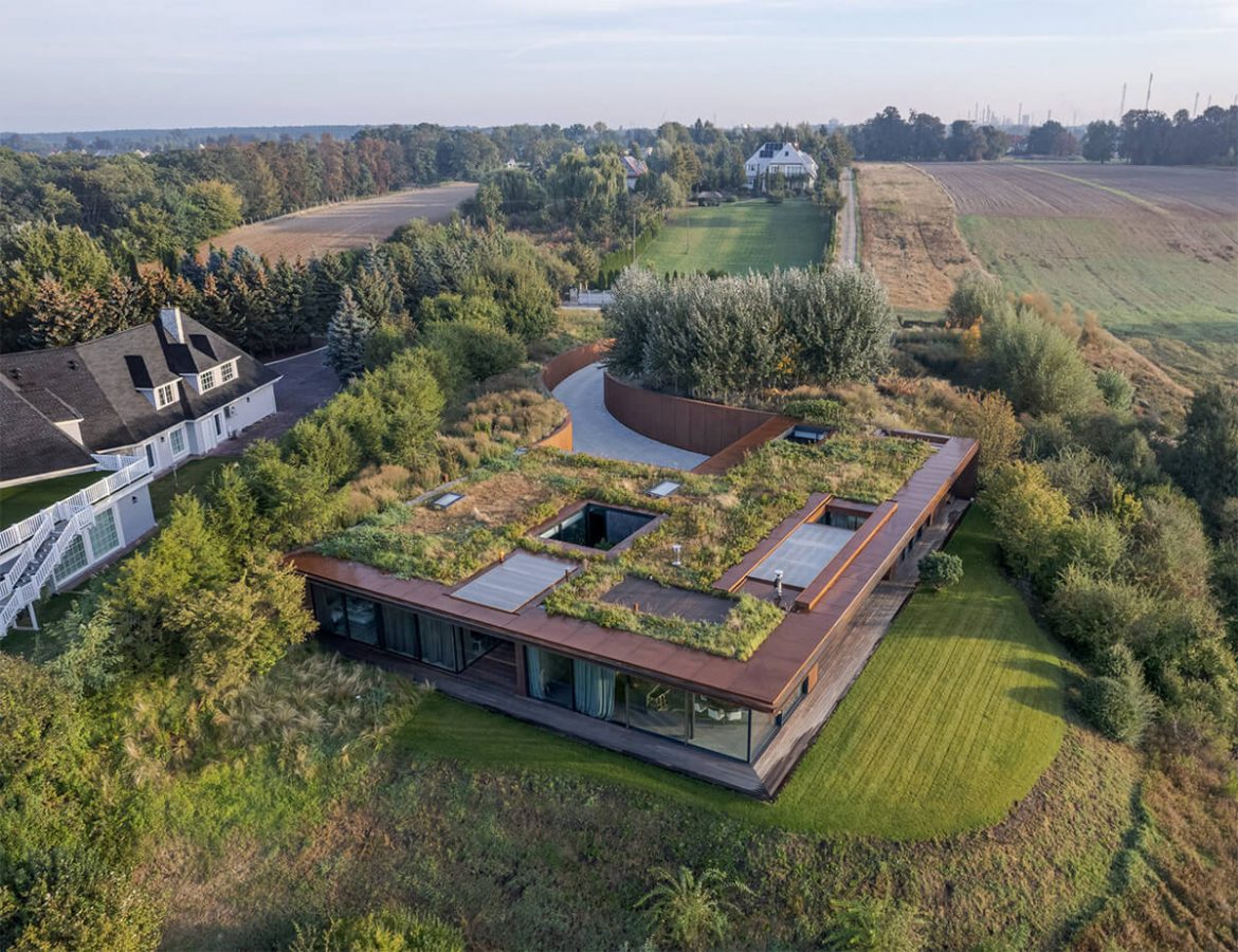 Будинок у схилі над Віслою, Польща — вид з висоти, зелений дах і кор-тен фасади