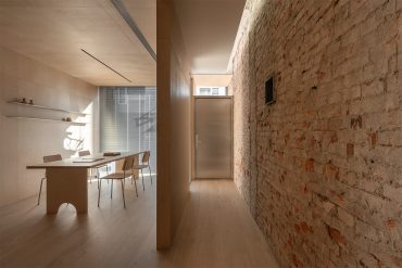 Інтер’єр Alley 10 House: поєднання цегляної стіни й березової фанери