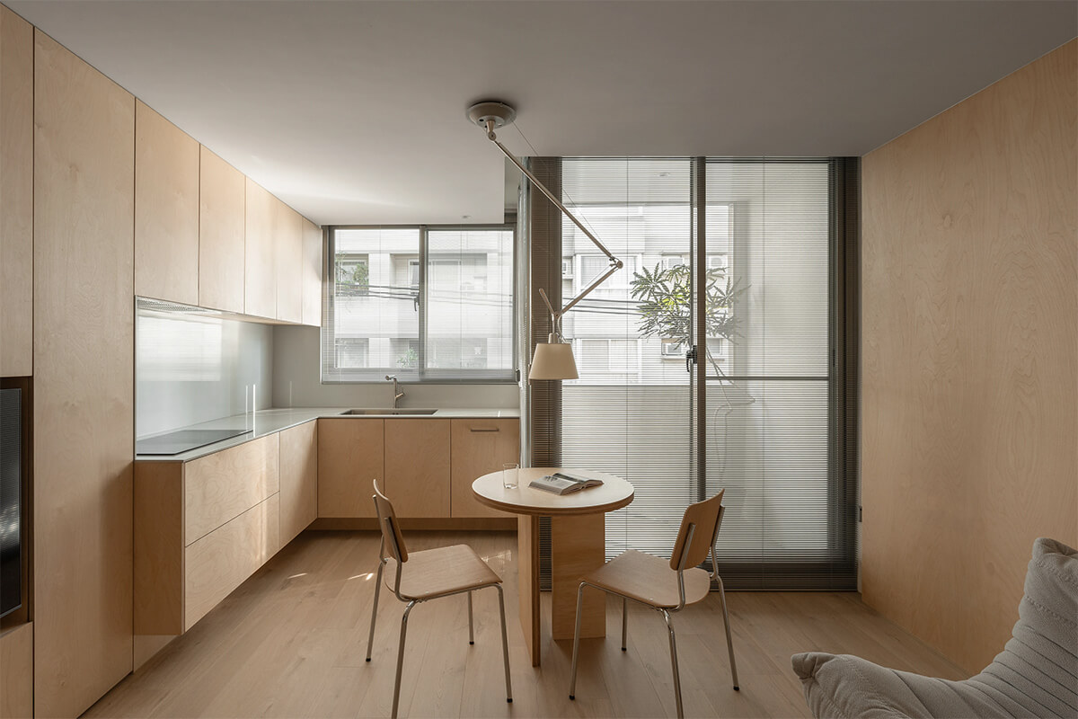 простір із великими вікнами та компактним обіднім столом